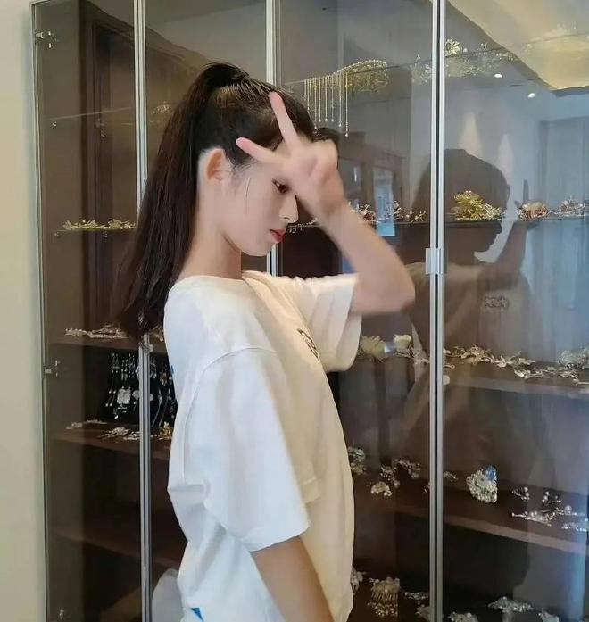 女演员的父亲被网友举报到中央巡视组了pg电子免费模拟器游戏“高价耳环”(图2)