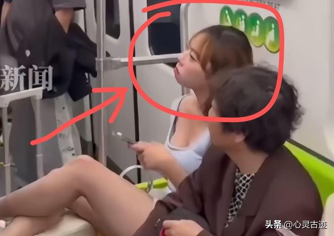 在派出所翘腿耍横照片曝光评论一边倒pg电子平台上海踢裆女被抓仍嚣张(图4)