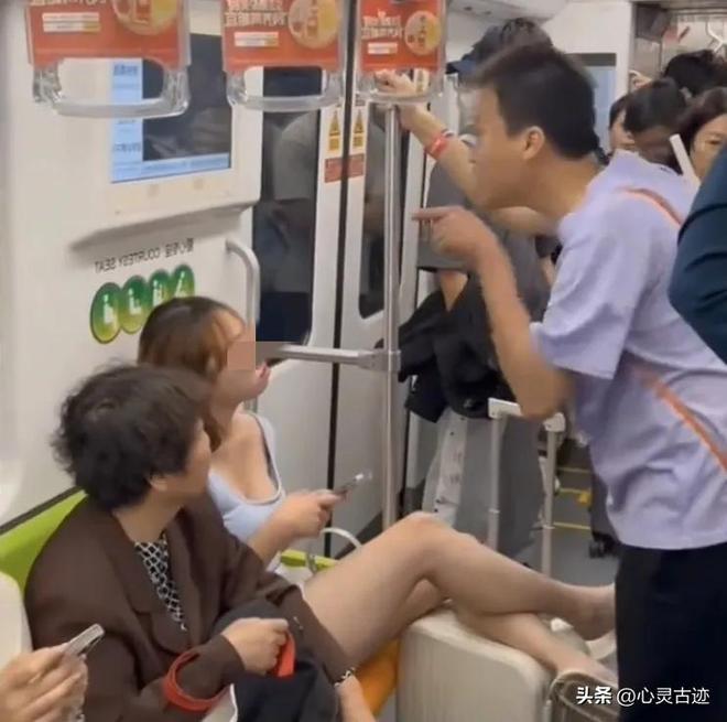 在派出所翘腿耍横照片曝光评论一边倒pg电子平台上海踢裆女被抓仍嚣张(图12)
