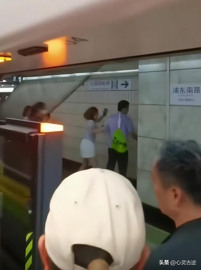 在派出所翘腿耍横照片曝光评论一边倒pg电子平台上海踢裆女被抓仍嚣张(图16)